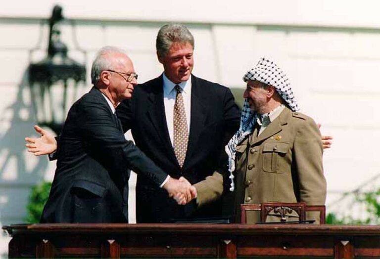091001 Bill Clinton Yitzhak Rabin Yasser Arafat at the White House 1993 09 13 - Knochenbrecher und Friedensnobelpreisträger - Friedenskampf, Geschichte der Arbeiterbewegung, Israel, Palästina - Theorie & Geschichte