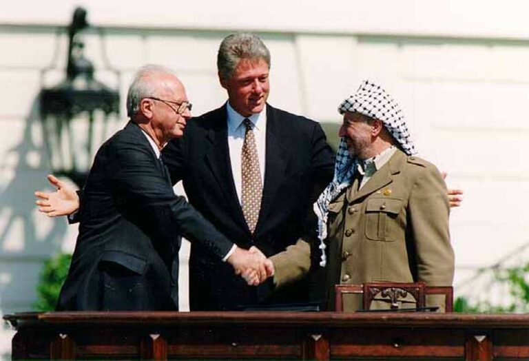 091001 Bill Clinton Yitzhak Rabin Yasser Arafat at the White House 1993 09 13 - Knochenbrecher und Friedensnobelpreisträger - Friedenskampf - Friedenskampf