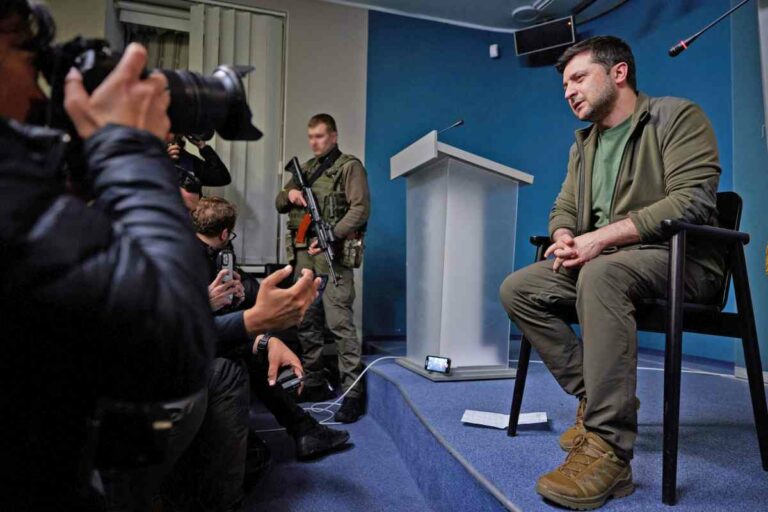 100801 Selenski - Krieg in den Medien – Medien im Krieg - Kriege und Konflikte, Medienkritik, Ukraine - Hintergrund