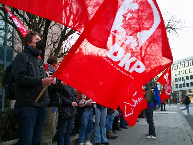 110503 bildmeldung - SDAJ und DKP demonstrieren gegen Verhaftung von Michail und Alexander Kononowitsch - SDAJ - SDAJ