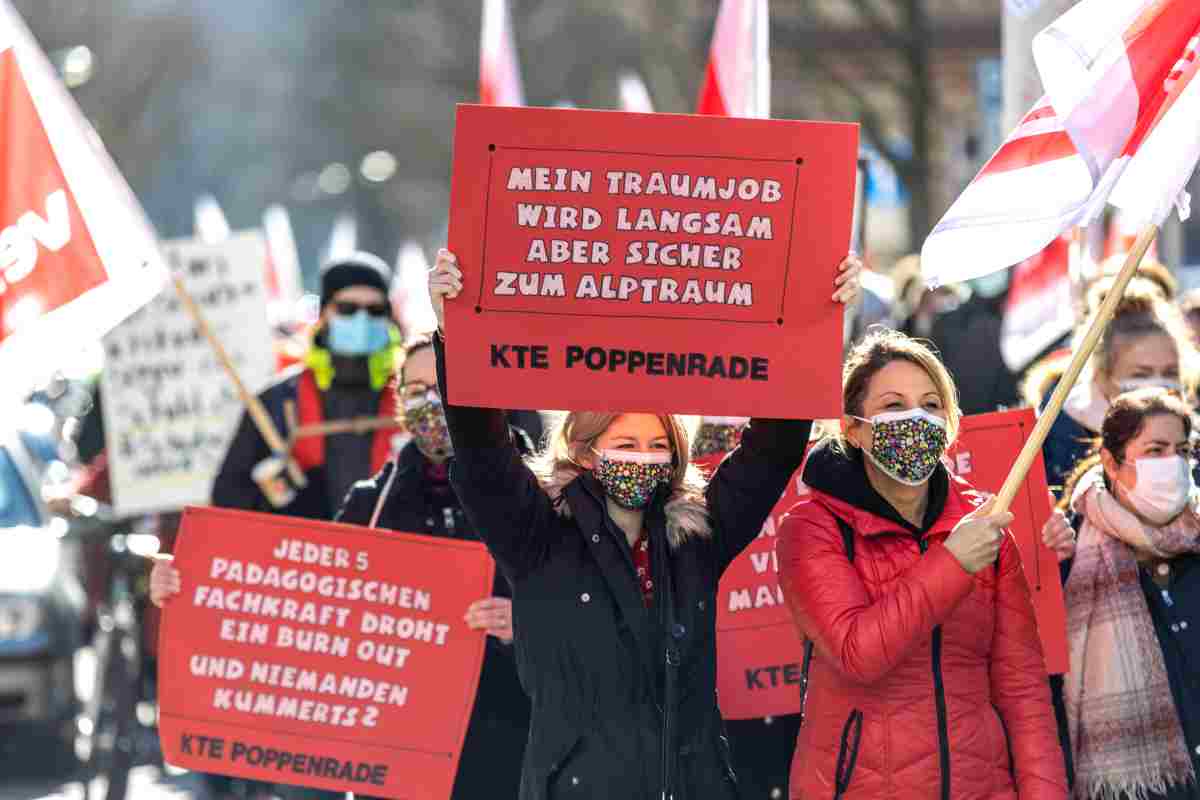 120203 SuE 1spaltig - Zweite Tarifverhandlungsrunde im Sozial- und Erziehungsdienst - UZ vom 1. April 2022 - UZ vom 1. April 2022