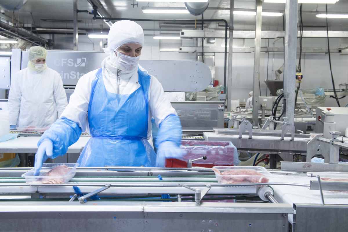 1302 Leiharbeit - „Keine Ausbildung? Kein Problem!“ - UZ vom 1. April 2022 - UZ vom 1. April 2022