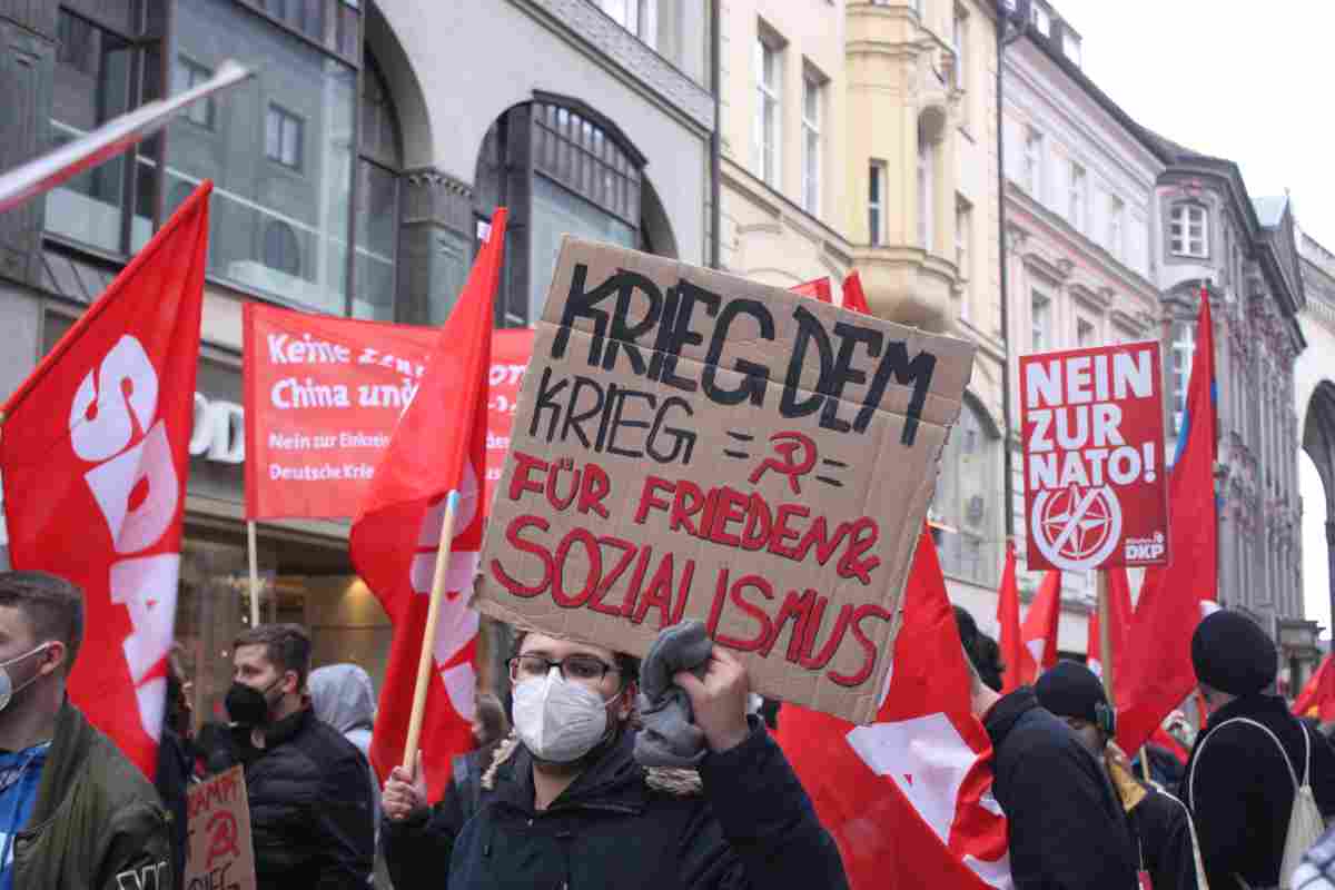 130801 sdaj1 - Wir wollen Frieden! Nein zur Aufrüstung! - UZ vom 1. April 2022 - UZ vom 1. April 2022