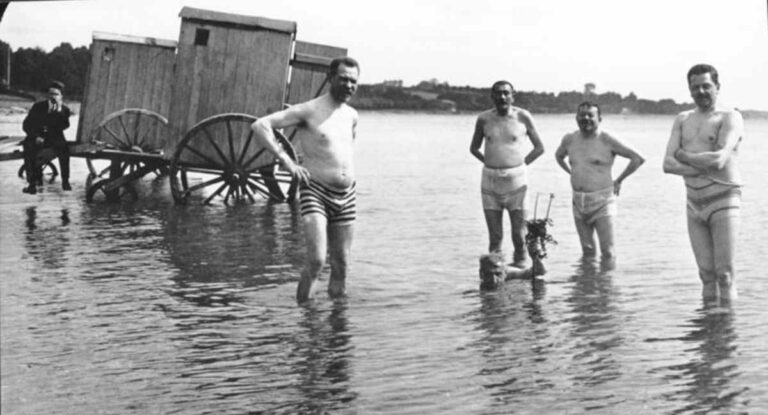 Bundesarchiv Bild 146 1987 076 13 Friedrich Ebert u.a. beim Baden im See - Dem Gegner nicht auf den Leim gehen - Hintergrund - Hintergrund