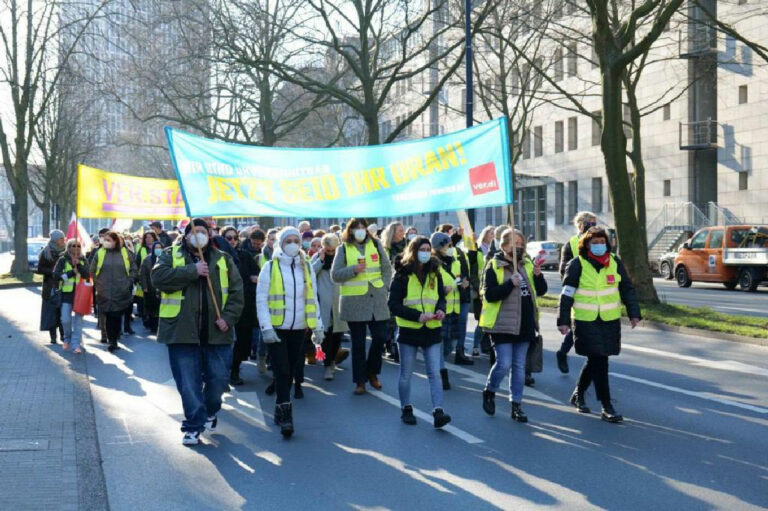 IntFrauentag Dortmund2 1 - 22.000 ver.di-Kolleginnen streiken für Besserstellung Sozialer Berufe - Streik - Streik