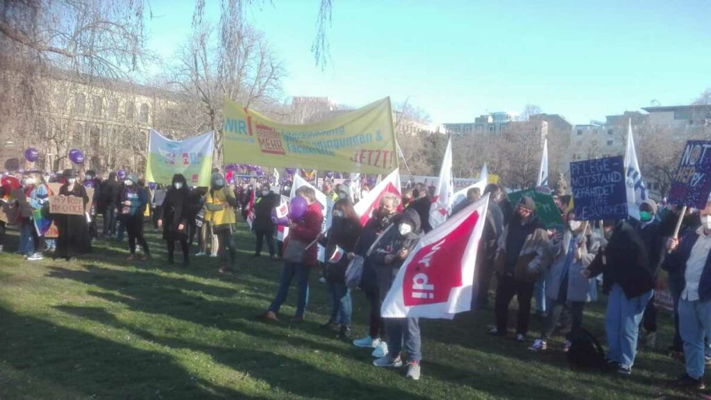 IntFrauentag Stuttgart6 - 22.000 ver.di-Kolleginnen streiken für Besserstellung Sozialer Berufe - Internationaler Frauentag, Streik, ver.di - Blog, Neues aus den Bewegungen