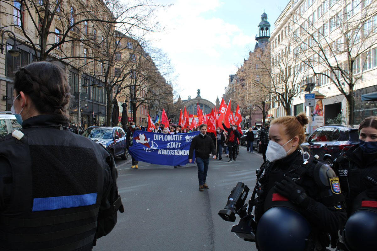 Demonstration unter staatlicher Überwachung (Foto: SDAJ Frankfurt a.M.)