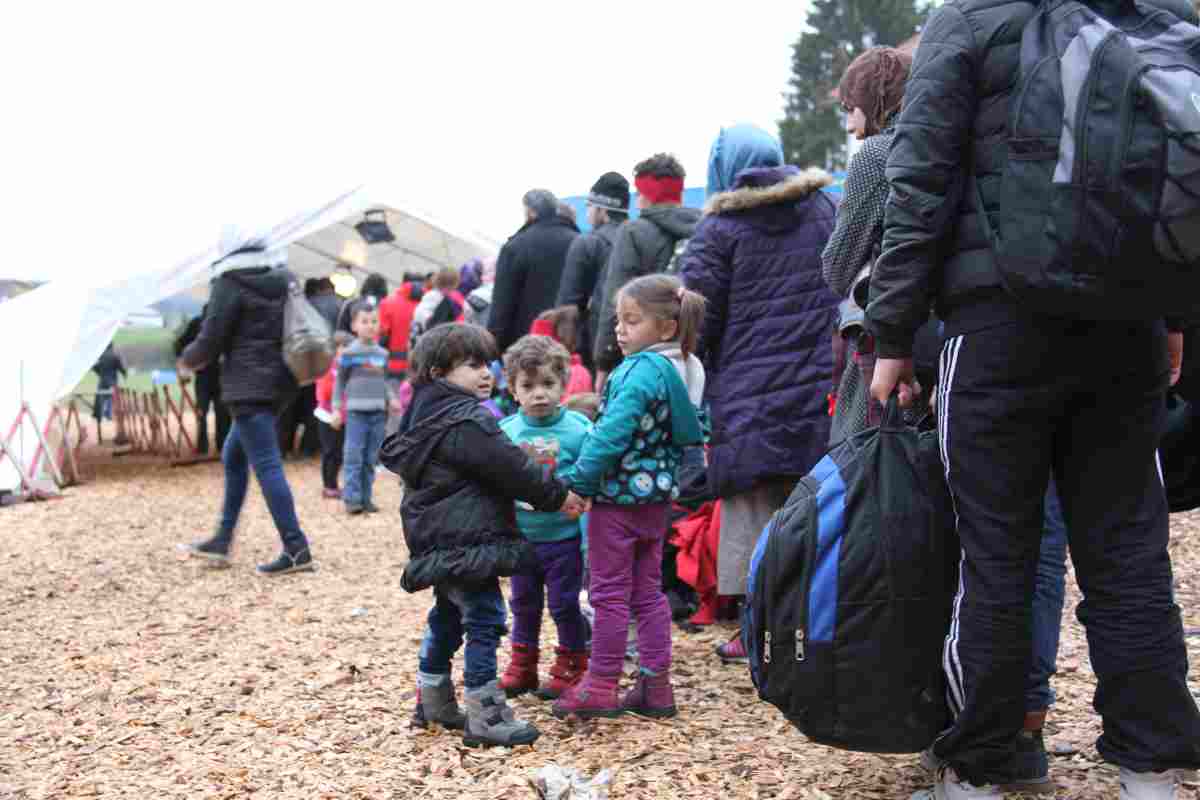 150401 flucht - Gleiches Leid, ungleiche Hilfe - Bundesländer, Bundesregierung, Flüchtlinge, Kriege und Konflikte, Ukraine - Politik