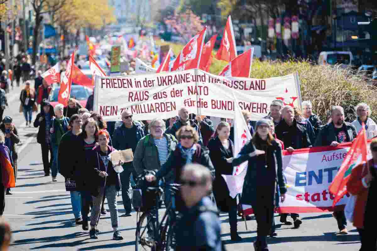 1601 Titel - Die Kriegslogik durchbrechen - §dpa, Friedensbewegung, Friedenskampf, Kriege und Konflikte, Repression, Ukraine - Politik