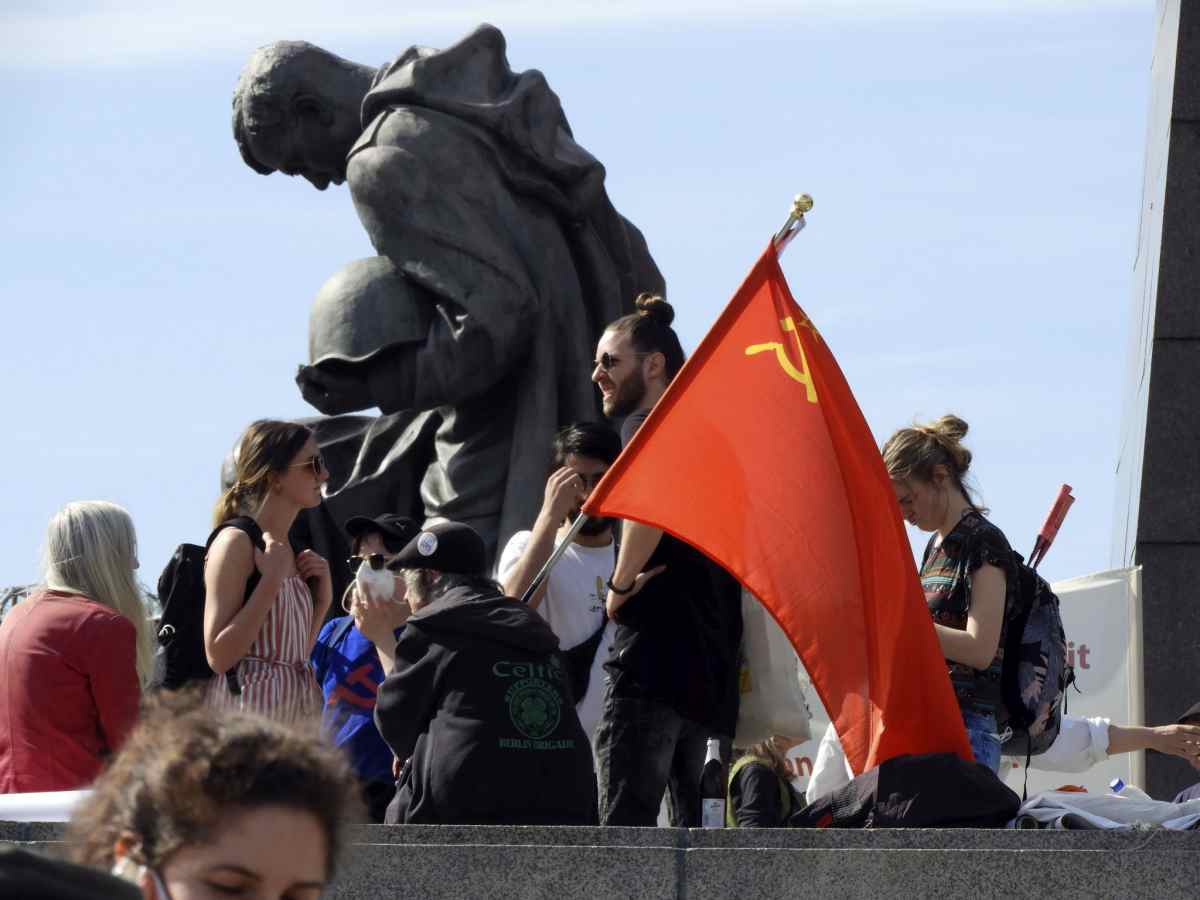 1609 mg 2475 - Flagge der Union der Sozialistischen Sowjetrepubliken - Antikommunismus, Kriege und Konflikte, Repression, Russland, Ukraine - Im Bild