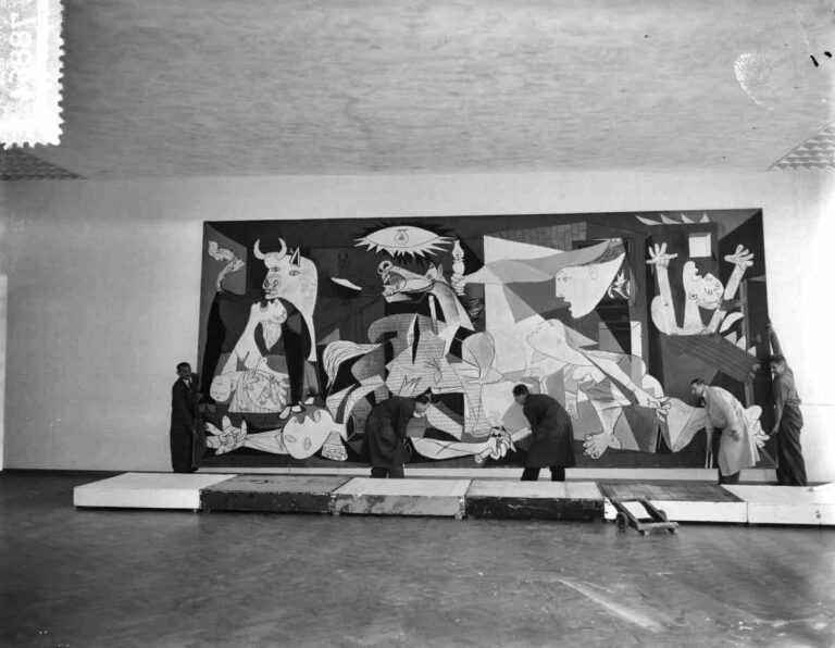 1711 Plaatsen Guernica van Picasso in Stedelijk Museum Bestanddeelnr 907 8864 - Gegen die Barbarei - Friedenskampf - Friedenskampf