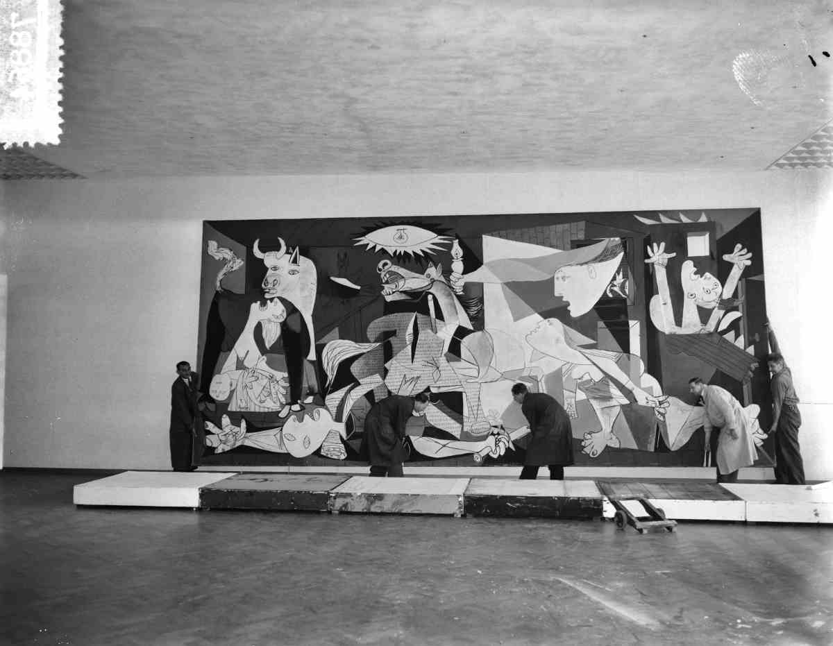 1711 Plaatsen Guernica van Picasso in Stedelijk Museum Bestanddeelnr 907 8864 - Gegen die Barbarei - Friedenskampf, Malerei - Kultur
