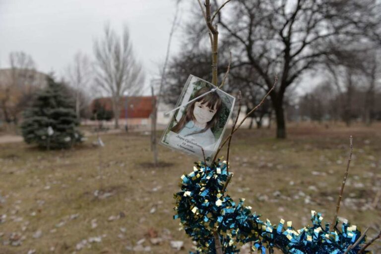 1712 Gedenkbaeumchen fuer die zwoelfjaehrige von 1712 ukrainischem Geschoss getoetete Lera im Schorsch Park in Lugansk Foto Ulrich Heyden 2020 - Der längste Krieg in Europa seit 1945 - Geschichte der Arbeiterbewegung - Geschichte der Arbeiterbewegung