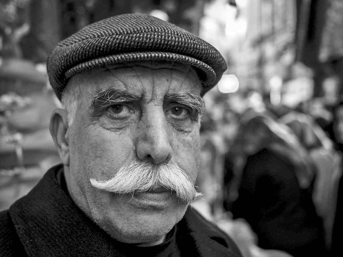 1716 street old city portrait people blackandwhite bw man 368663.jpgd - Der Spuk bringt die Schwere - UZ vom 29. April 2022 - UZ vom 29. April 2022