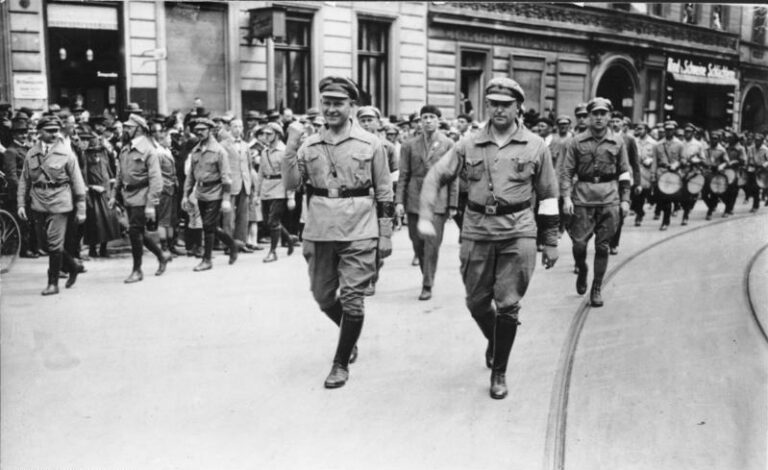 Bundesarchiv Bild 183 Z0127 305 Berlin 1927 Reichstreffen RFB Thaelmann Leow - Zum 16. April – Ernst Thälmanns Geburtstag - Friedenskampf - Friedenskampf