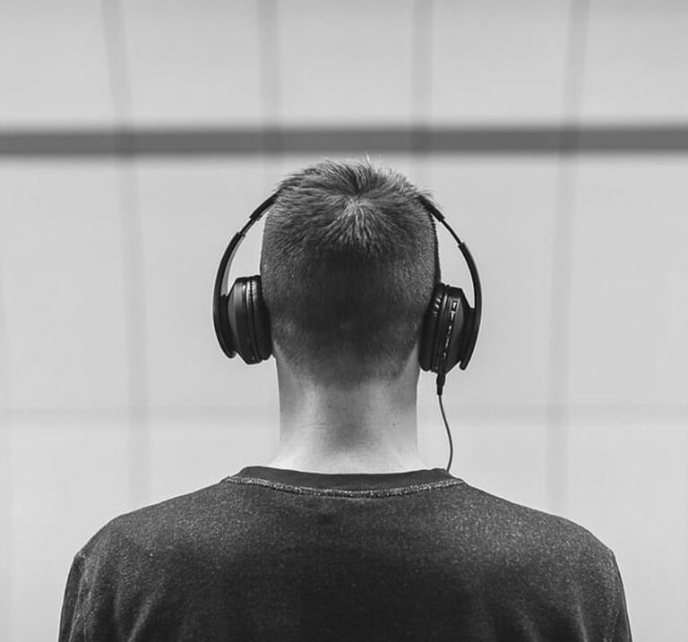 1804 people man headphones music - Nicht zu früh freuen - UZ-PLUS - UZ-PLUS