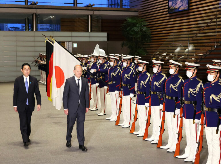 180702 Japan - Suizidale Kumpanei - Olaf Scholz - Olaf Scholz