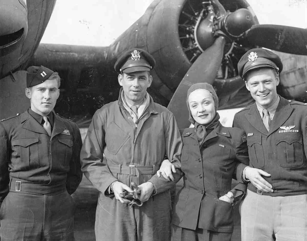 1811 RAF Deenethorpe 401st Bombardment Group Marlene Dietrich a - Mehr als „Blauer Engel“ - UZ vom 6. Mai 2022 - UZ vom 6. Mai 2022