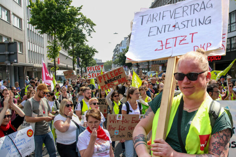 190301 BildmeldungEntlastung - Streikaktionen an den sechs Universitätskliniken in NRW - Streik - Streik