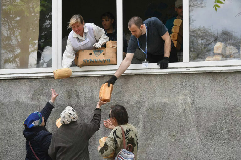 1907 maripol neu - In Mariupol beginnt der Wiederaufbau - Krieg in der Ukraine, Mariupol, VR Donezk - Internationales