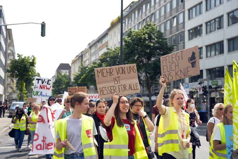 2001 Titel NEU - Die Streiks wirken - Erzwingungsstreik - Erzwingungsstreik