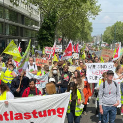 Home - - Der Kampf um Entlastung geht weiter