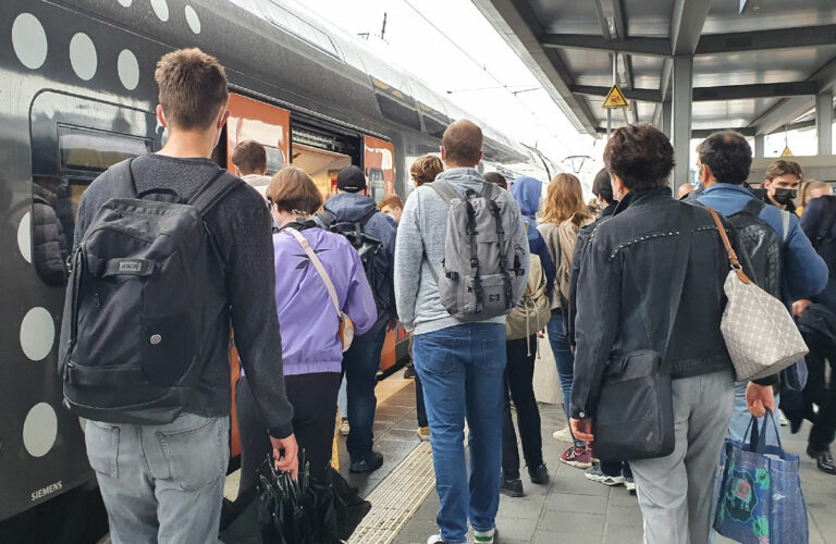 210401 Bahnhof neu - Aufstand abgesagt - 9-Euro-Ticket, ÖPNV, Verkehrspolitik - Politik
