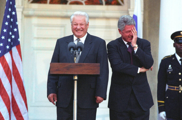 2110 02 - Über den Tisch gezogen - Bill Clinton, Boris Jelzin, NATO, NATO-Osterweiterung, NATO-Russland-Grundakte, Russland - Hintergrund