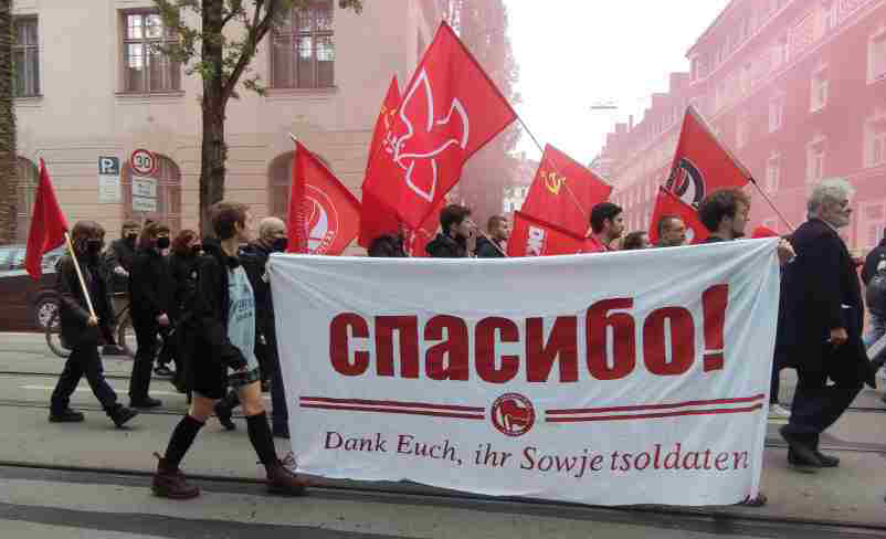 Muenchen 1 - Prorussische Friedenstaube - Antifaschismus, Friedenskampf, Repression - Im Bild