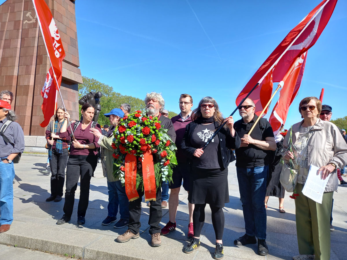 berlin 8 - Prorussische Friedenstaube - Antifaschismus, Friedenskampf, Repression - Im Bild