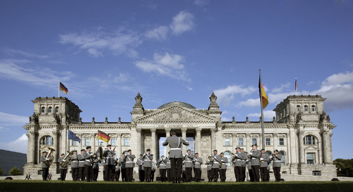 220101 Aufmacherbild Bundeswehr - Milliarden-Pakt für Aufrüstung - 100-Milliarden-Sondervermögen, Annalena Baerbock, Aufrüstung, Christian Lindner, Christine Lambrecht, Olaf Scholz, Zeitenwende - Politik