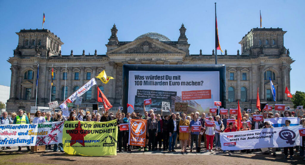230801 Protest Bundestag - Aufrüstung bekommt Verfassungsrang - 100-Milliarden-Sondervermögen, Aufrüstung, deutscher Imperialismus, Grundgesetz, Kriegskredite - Hintergrund