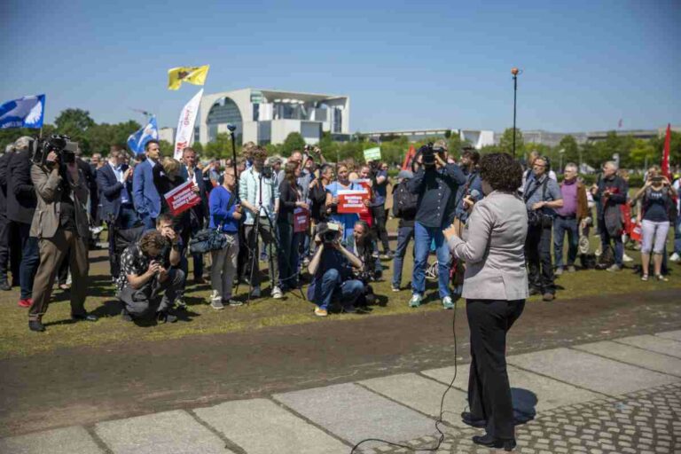 240501 pdl - Preisschild auf dem Rücken - Linkspartei - Linkspartei