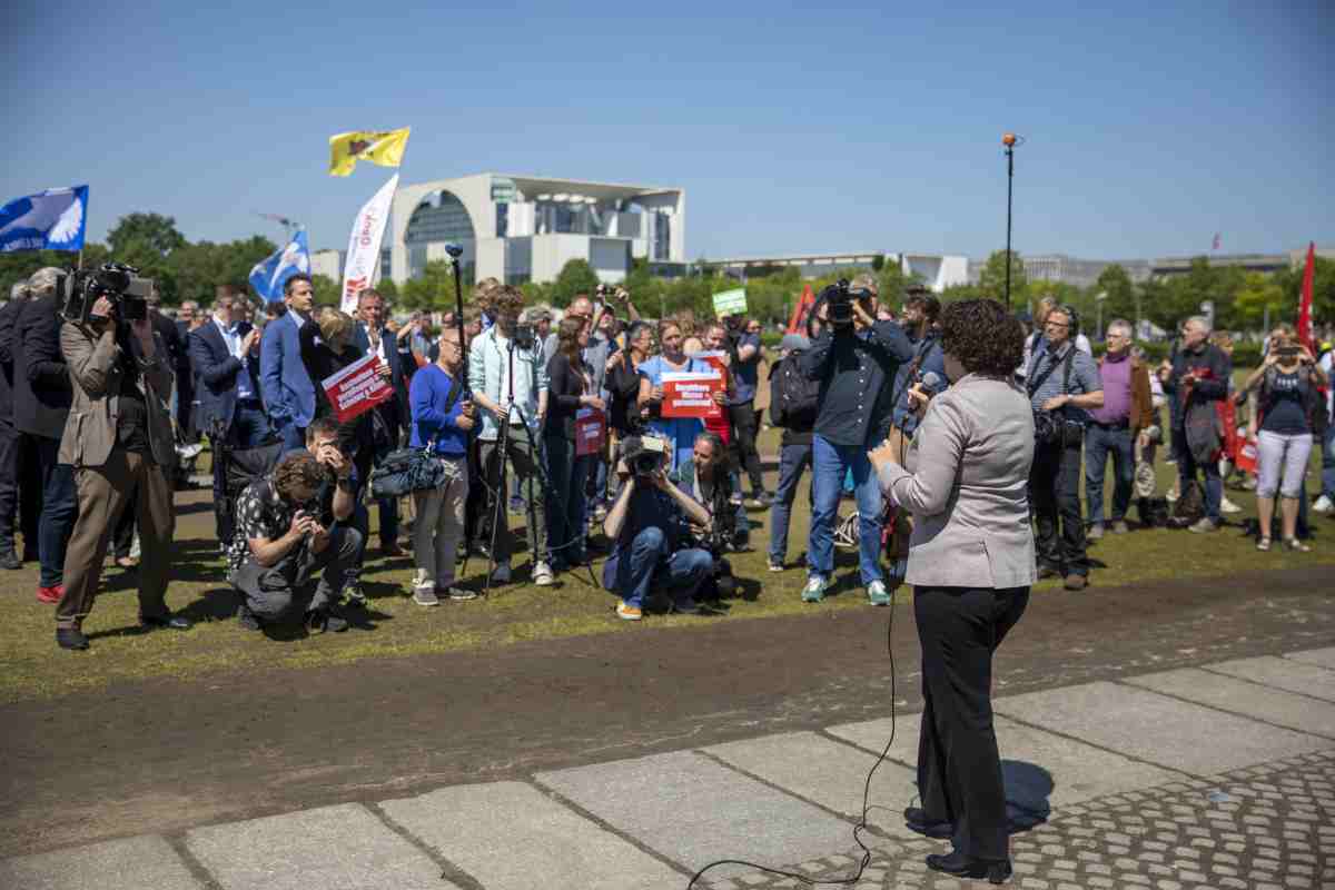 240501 pdl - Preisschild auf dem Rücken - Linkspartei, Parteitag - Politik