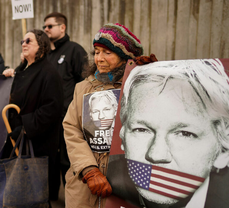 250702 Assange - Patel hat Auslieferungsbeschluss für Julian Assange unterzeichnet - Internationales - Internationales