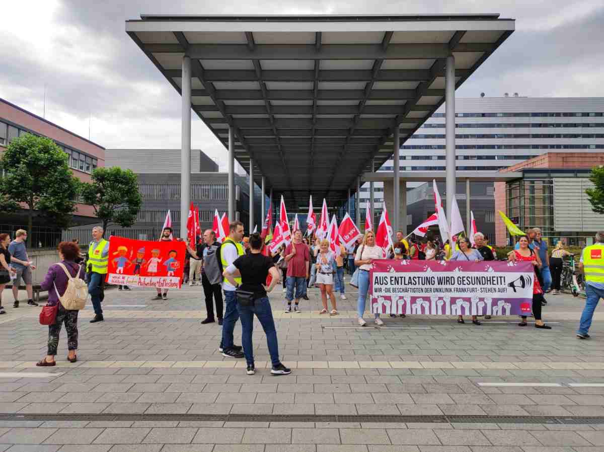 260303 Frankfurt - Demonstration vor dem Universitätsklinikum Frankfurt - Demonstration, Entlastung, Tarifkämpfe - Wirtschaft & Soziales