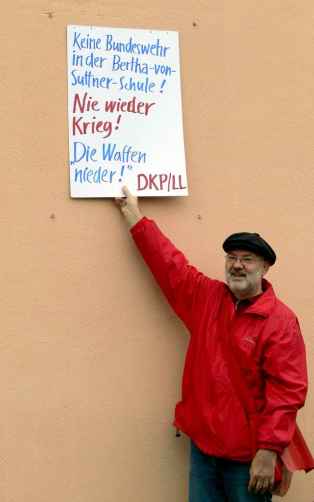 260803 Gerd Schulmeyer Aktion gegen BW Werbung - Krieg und Frieden - Antifaschismus, DKP, Friedenskampf, Geschichte der Arbeiterbewegung - Im Bild