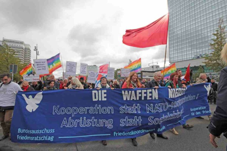 2610 Friedensdemo Berlin 8 - Lösungsperspektiven des Ukraine-Krieges - Ukraine - Ukraine