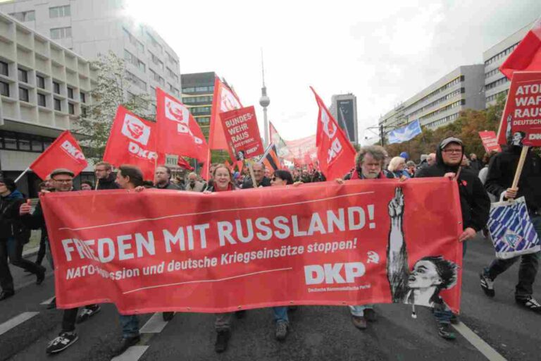 2613 Friedensdemo Berlin 8.10 - Dokumentation: Debattenbeiträge des 24. Parteitags - DKP, Parteitag - Im Bild