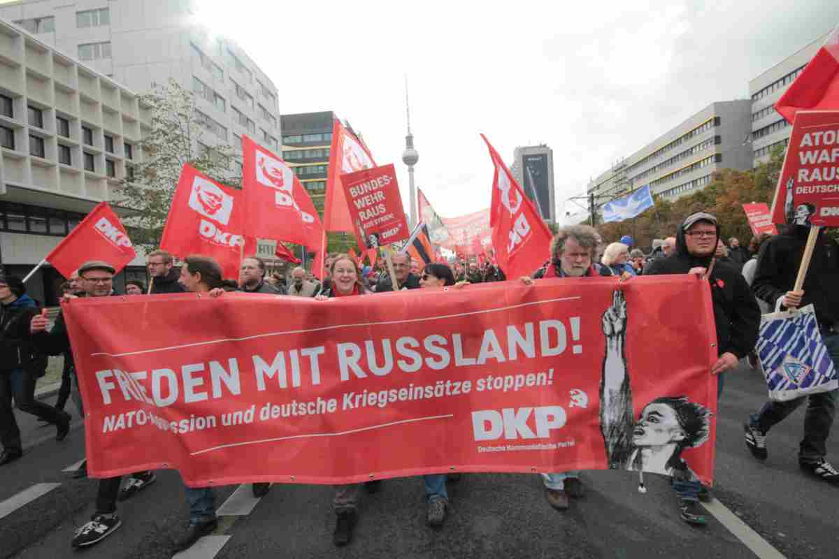 2613 Friedensdemo Berlin 8.10 - Dokumentation: Debattenbeiträge des 24. Parteitags (Teil 2) - DKP, Parteitag - Hintergrund