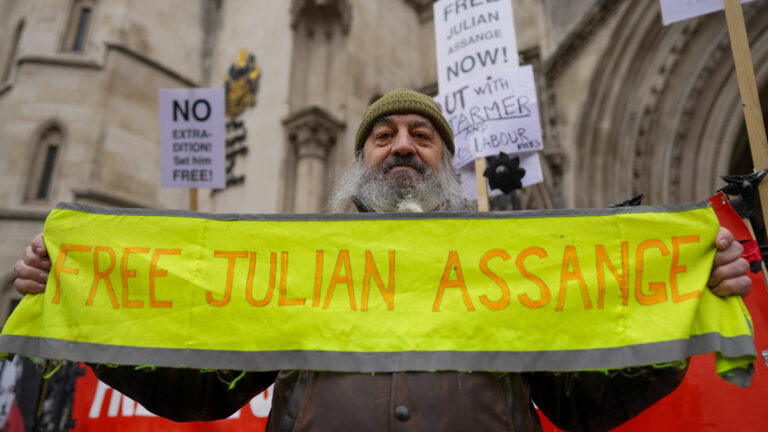 Free Julian Assange - Assange in größter Gefahr - Repression - Repression