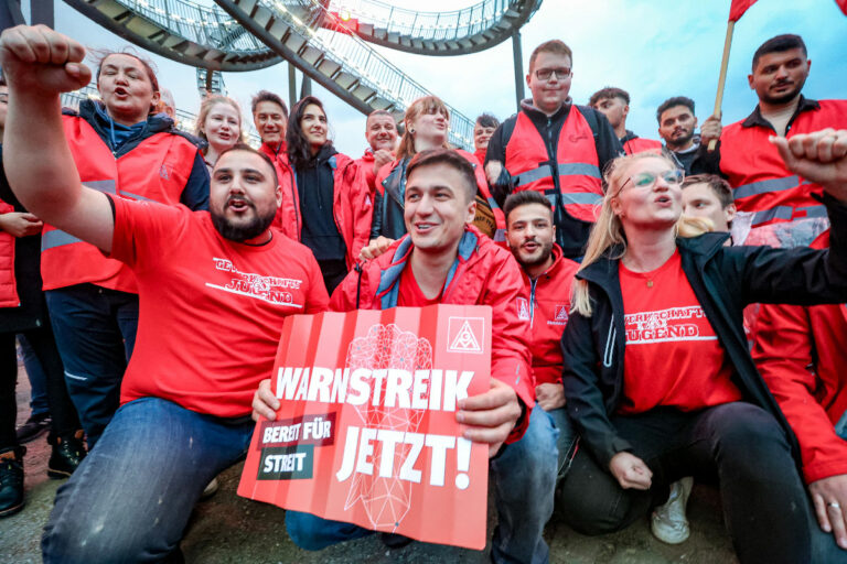 Warnstreik Stahlindustrie - „Bock auf Streik“ - Tarifrunde Eisen- und Stahlindustrie - Tarifrunde Eisen- und Stahlindustrie