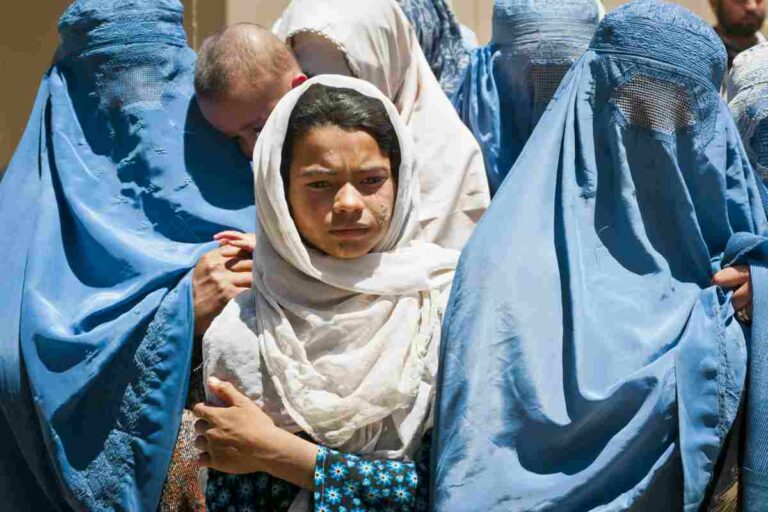 2708 Bagram Air Field native serves with big heart helps Afghan children 120603 A ZU930 005 - In Gottes Namen, öffnen Sie die<br>Mädchenschulen!“ - Frauenrechte - Frauenrechte
