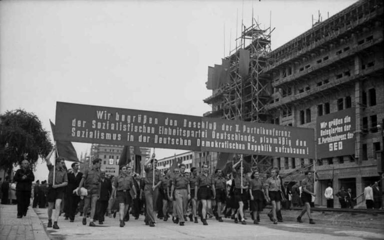 2710 Bundesarchiv Bild 183 15410 0411 Berlin Demo zur SED Parteikonferenz - Für den Frieden, für die Werktätigen - Geschichte der Arbeiterbewegung - Geschichte der Arbeiterbewegung