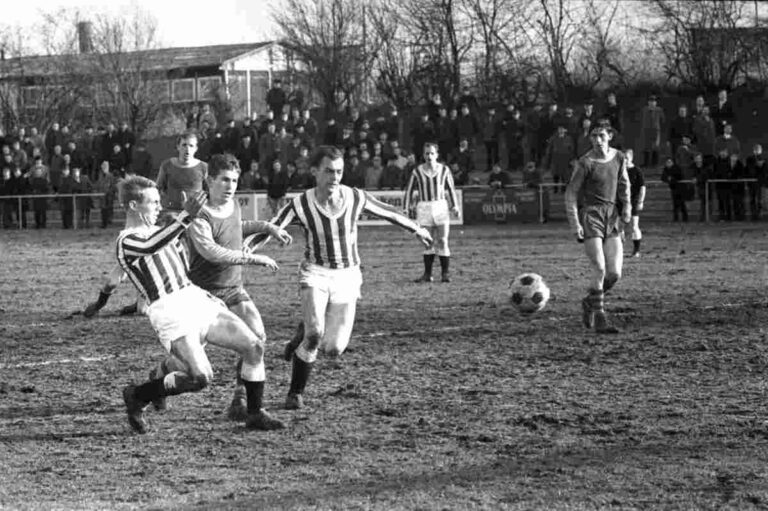 2716 Fussballspiel SC Comet Kiel gegen MTV Heide in der 1. Amateurliga 2 1 Kiel 78.043 - Von der Zerrissenheit der Gefühle - Fußball - Aktion