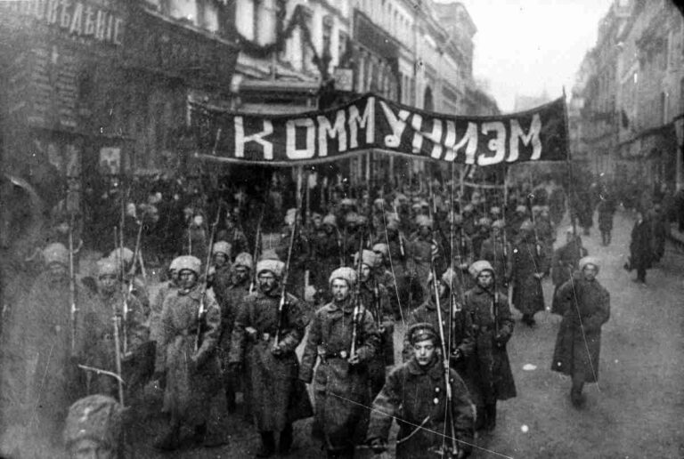 2812 Armed soldiers carry a banner reading Communism Nikolskaya street Moscow October 1917 sw - Kapitalismus, Krieg und beider Überwindung - Sozialismus - Sozialismus