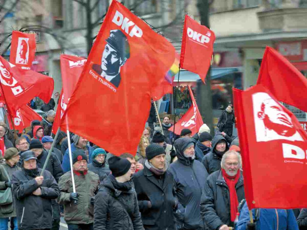 Zwischen den Parteitagen - - Hintergrund 2813 DKP Farbe - Zwischen den Parteitagen - - Hintergrund