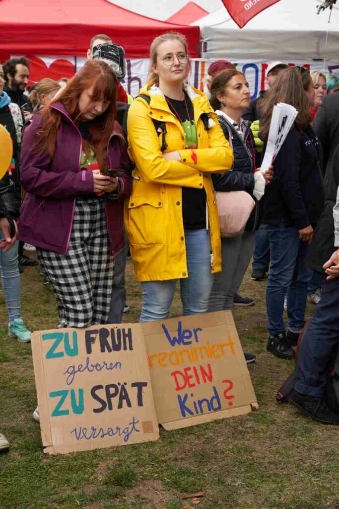 290203 20220707 DemoEssen JohannesHoer Hebammen - Druck, Drohungen, Verzweiflung, Schuldgefühle - Arbeitskämpfe, Entlastung, Krankenhaus, Streik, Tarifkämpfe - Wirtschaft & Soziales