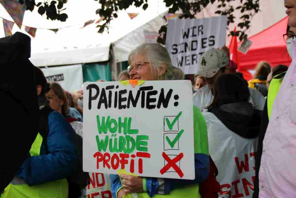 290204 20220707 DemoEssen PeterKoester Patienten - Druck, Drohungen, Verzweiflung, Schuldgefühle - Arbeitskämpfe, Entlastung, Krankenhaus, Streik, Tarifkämpfe - Wirtschaft & Soziales