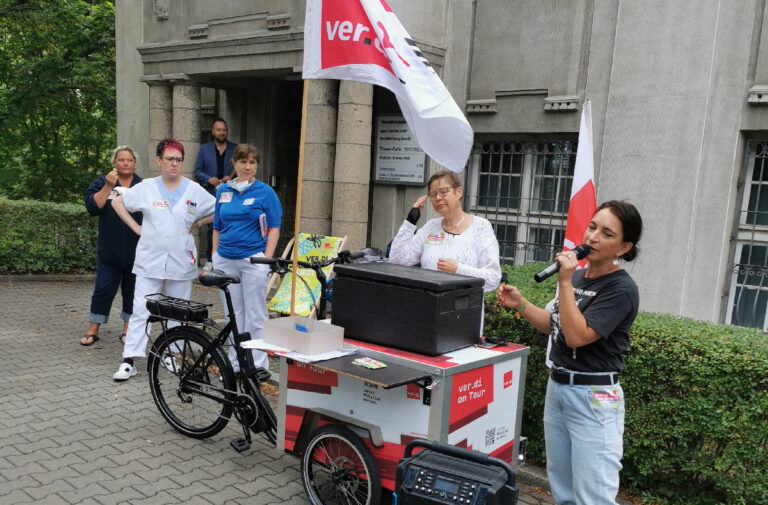 300201 - Konzernleitung simuliert leere Taschen - Tarifrunde Sana - Tarifrunde Sana